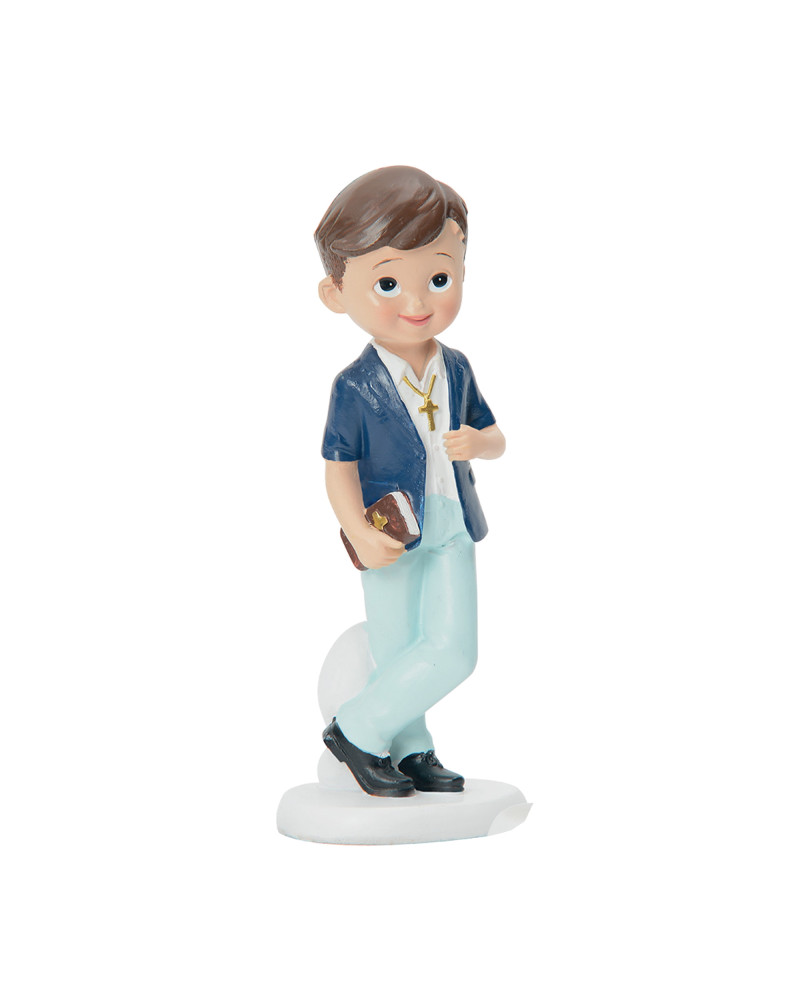Communiant moderne en costume avec bible